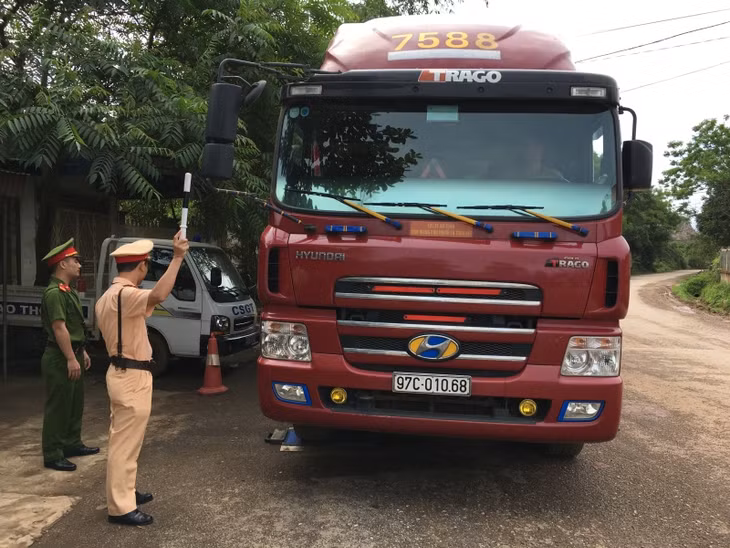 Lực lượng CSGT trên toàn quốc sẽ tăng cường tuần tra, kiểm soát, xử lý nghiêm theo quy định của pháp luật đối với các hành vi chở hàng quá tải trên các tuyến giao thông. (Ảnh: Quang Nhật)