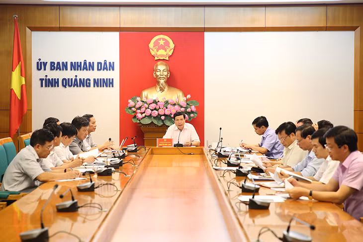 Đồng chí Nguyễn Đức Long, Phó Bí thư Tỉnh ủy, Chủ tịch UBND tỉnh chủ trì cuộc họp.