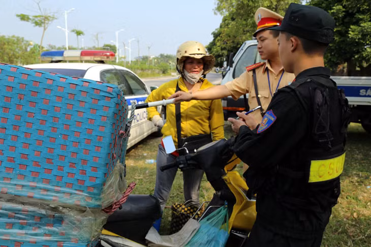 Giải thích tuyên truyền cho người điều khiển phương tiện vi phạm chở hàng cồng kềnh.