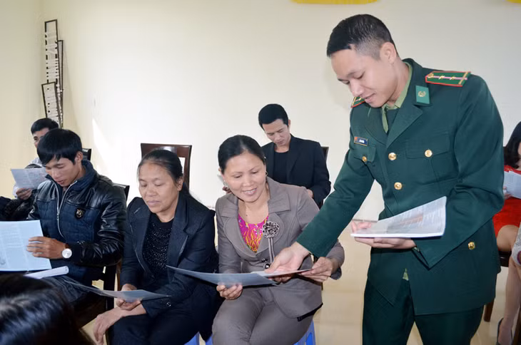 ĐVTN Đồn BP Trà Cổ tuyên truyền pháp luật cho nhân dân phường Trà Cổ (TP Móng Cái). 