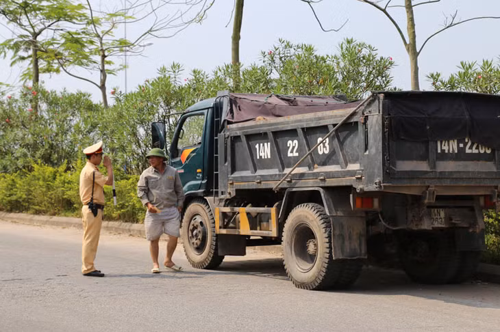 Kiểm tra, xử lý xe quá tải, cơi nới thành thùng xe.