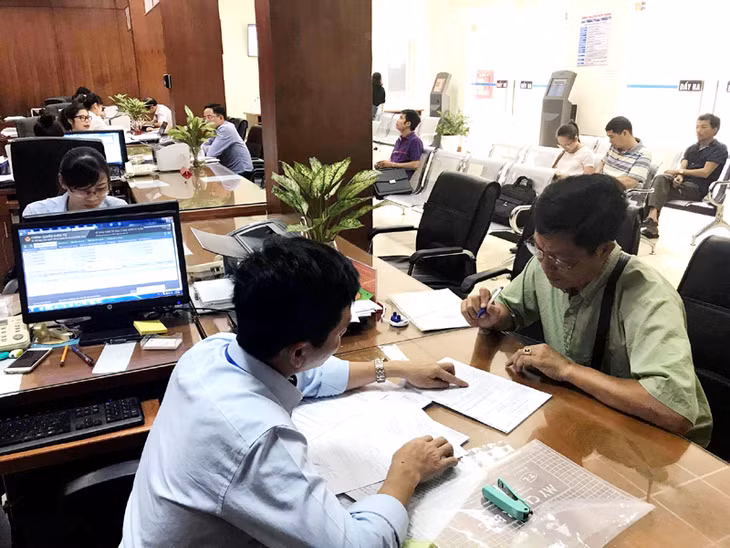 Cán bộ Trung tâm Hành chính công TP Cẩm Phả hướng dẫn công dân giải quyết thủ tục hành chính.