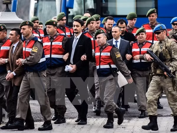 Các nghi phạm ám sát Tổng thống Thổ Nhĩ Kỳ Tayyip Erdogan bị lực lượng chức năng áp giải tới tòa án ở Mugla, miền Nam Thổ Nhĩ kỳ ngày 20/2. (Nguồn: AFP/TTXVN)