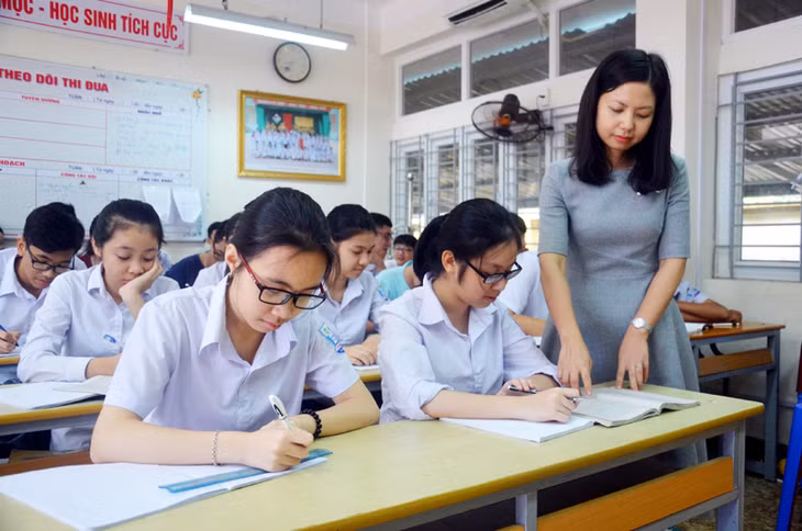 Tiết ôn luyện môn văn của học sinh lớp 9D, Trường THCS Trọng Điểm TP Hạ Long.