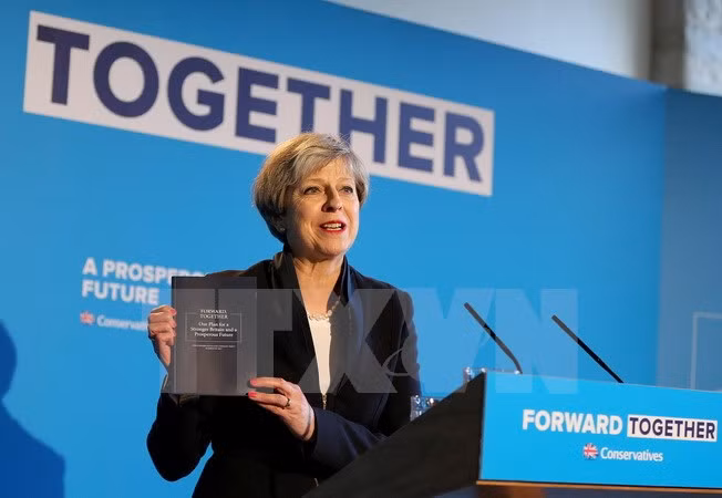 Thủ tướng Anh Theresa May phát biểu trong chiến dịch vận động tranh cử ở Halifax, Tây Bắc nước Anh. (Nguồn: EPA/TTXVN)