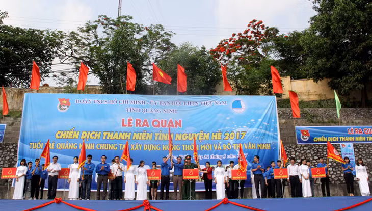 Các đại biểu trao cờ lệnh cho các đội tình nguyện tại lễ ra quân.