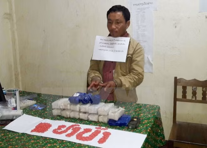 Đối tượng Thạo Thay Vàng và tang vật vụ án. (Ảnh: Trịnh Duy Hưng/TTXVN)