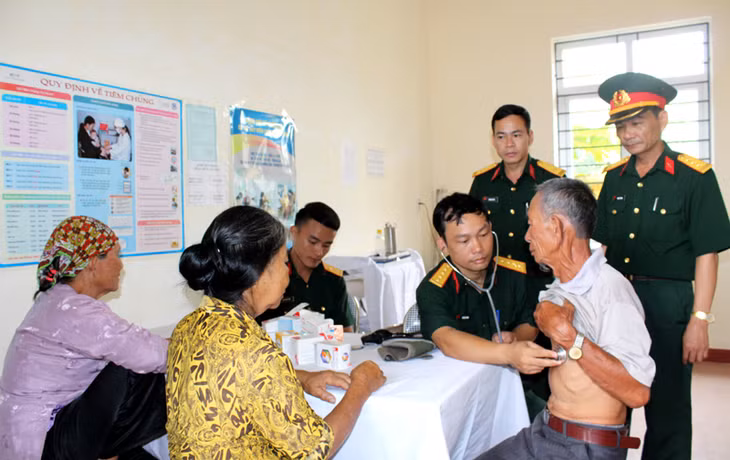Y, bác sĩ Bệnh xá Bộ CHQS tỉnh khám, chữa bệnh cho nhân dân trên địa bàn TP Hạ Long.