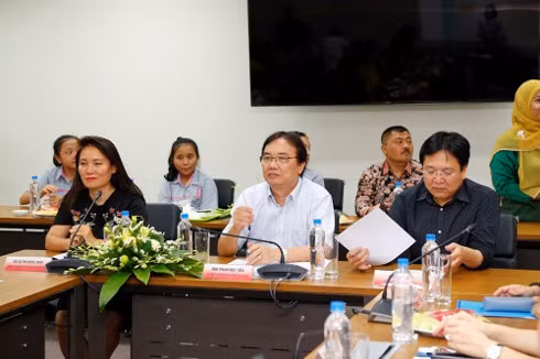Một đại diện của nước bạn tại cuộc họp báo.