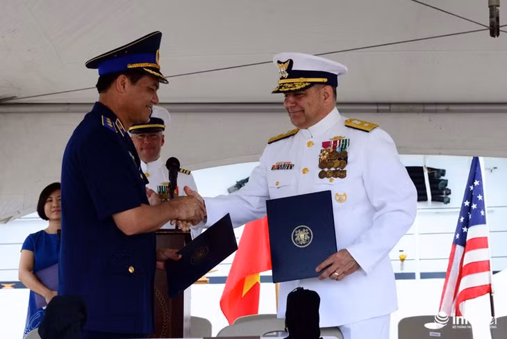 Lễ bàn giao Tàu tuần duyên trọng tải cao cho Cảnh sát biển Việt Nam tại Căn cứ Tuần duyên Honolulu ngày 25/5/2017.