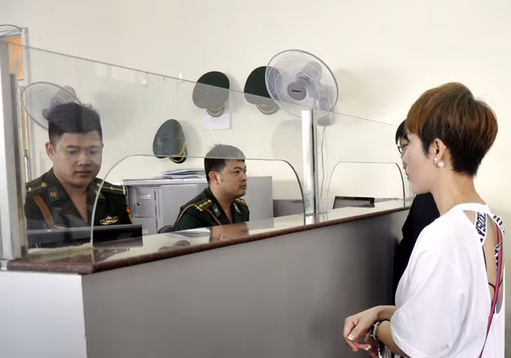 ĐVTN Đồn Biên phòng cửa khẩu Quốc tế Móng Cái thực hiện nhiệm vụ quản lý, kiểm soát xuất nhập cảnh.