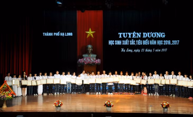 Các em học sinh xuất sắc tiêu biểu của TP Hạ Long được tuyên dương, khen thưởng.