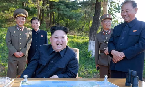 Nhà lãnh đạo Triều Tiên Kim Jong-un tươi cười khi giám sát vụ phóng thử tên lửa hôm 22/5. Ảnh: KCNA.