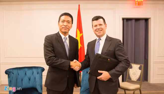 Chủ tịch kiêm Tổng giám đốc VNG Lê Hồng Minh và Phó chủ tịch sàn chứng khoán NASDAQ Bob McCooey bắt tay sau lễ ký kết. Ảnh: Anh Nguyễn.