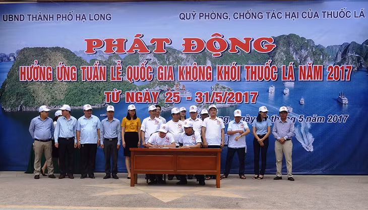  Đại diện các ban, ngành, đoàn thể ký cam kết thực hiện nghiêm Luật PC tác hại thuốc lá
