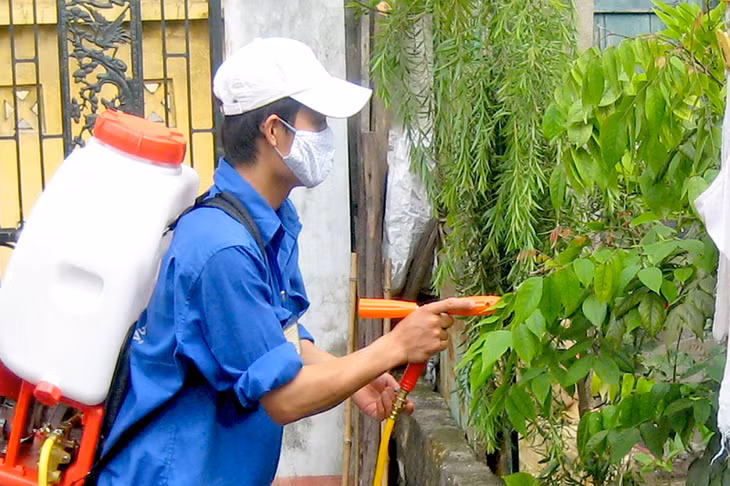 Phun thuốc diệt muỗi trong và xung quanh nhà các hộ dân tại phường Hồng Hà, TP Hạ Long.