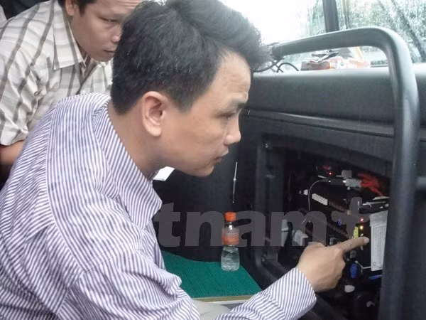 Kiểm tra thiết bị giám sát hành trình được lắp trên xe. (Ảnh: Vietnam+)