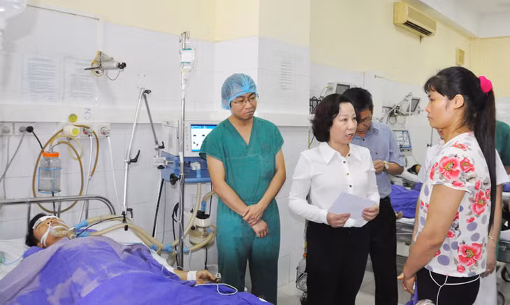 Đồng chí Vũ Thị Thu Thủy, Phó Chủ tịch UBND tỉnh động viên gia đình nạn nhân Bùi Phú Vững, hiện đang được điều trị tại Bệnh viện Đa khoa tỉnh.