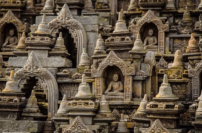 Đảo Java Khu đền Borobudur hơn 1.200 tuổi mới được phát hiện vào thế kỷ 19, là di tích Phật giáo lớn nhất thế giới, cùng với quần thể đền Hindu giáo Prambanan, đều nằm ở miền trung Java. Đây cũng là một trong những địa điểm đáng ghé thăm dành cho du khách.