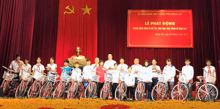 Hội bảo trợ người tàn tật và trẻ mồ côi tỉnh Quảng Ninh trao xe đạpcho trẻ em mồ côi, trẻ em có hoàn cảnh khó khăn trên địa bàn TP Móng Cái.