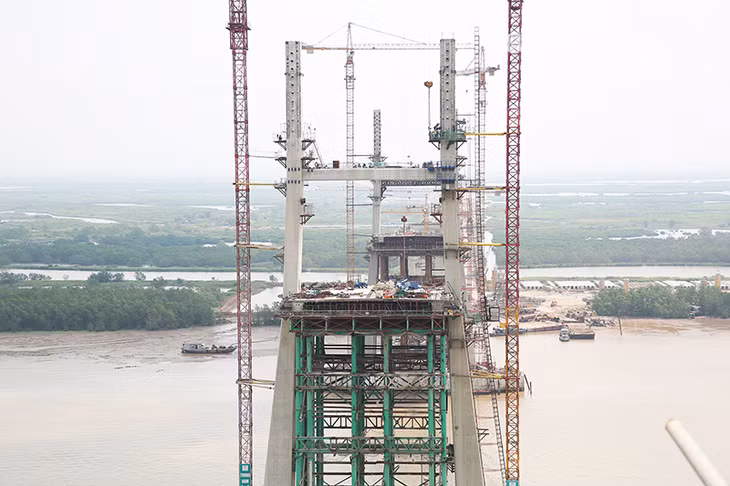 Trụ tháp cầu chính và phần bê tông của khối K0 đã thi công xong.