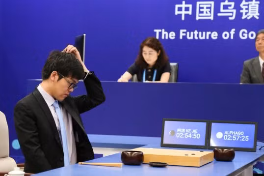 Ke Jie vò đầu bứt tóc tính toán nước đi trước đối thủ AlphaGo.