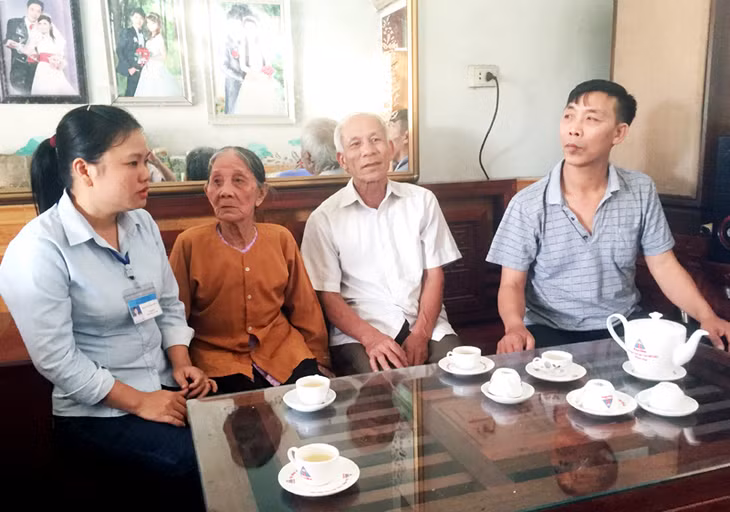 Cán bộ chính sách khu Vĩnh Quang 2, phường Mạo Khê (TX Đông Triều) thăm hỏi sức khoẻ Bà mẹ VNAH Phạm Thị Nết sống trên địa bàn. Ảnh: Xuân Quảng (CTV)