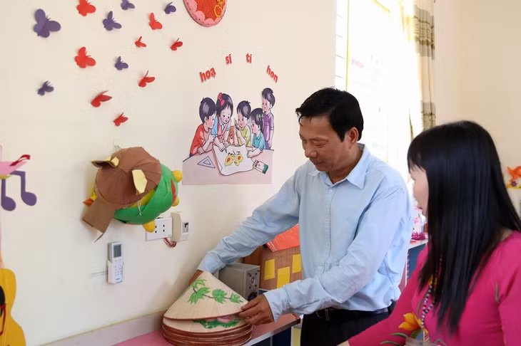 Đồng chí Bí thư Tỉnh ủy kiểm tra đạo cụ dạy học.