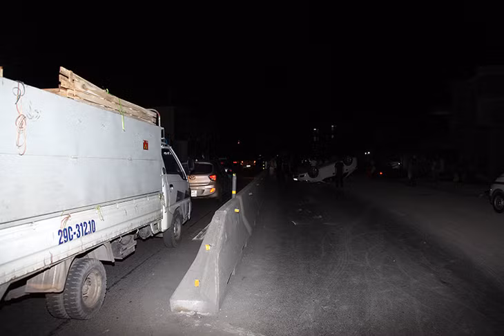 Dải phân cách mới chỉ có phản quang mà chưa có biển báo.