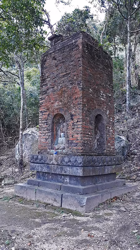 Một ngôi tháp mộ cao tăng từng trụ trì ở chùa Hồ Thiên còn khá nguyên vẹn.