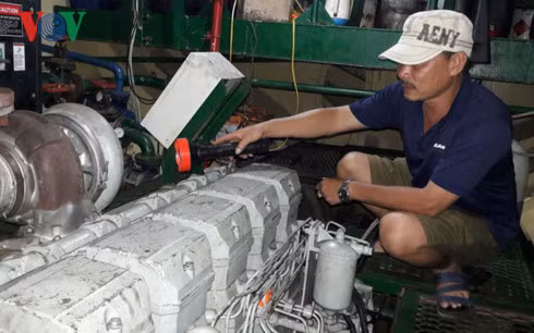 Máy thủy chính trên tàu vỏ sắt của ngư dân Đinh Công Khánh, huyện Phù Cát, tỉnh Bình Định bị hỏng nặng đang chờ khắc phục.