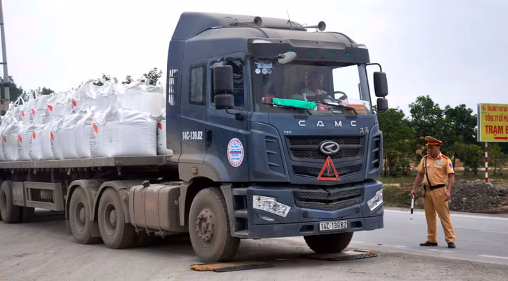 Đội TTKS Giao thông Trung tâm và dẫn đoàn (Phòng CSGT đường bộ, đường sắt, Công an tỉnh) kiểm tra phương tiện tại QL 279