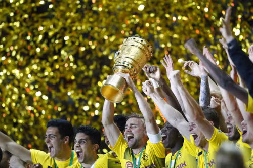 Danh hiệu Cup quốc gia mở ra nhiều hy vọng cho Dortmund. Ảnh: Reuters.