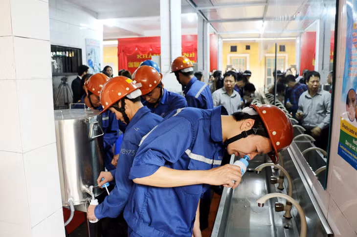 “Hệ thống rửa mũi cho người lao động làm việc trong hầm lò” Công ty Than Mạo Khê (hơn 880 triệu đồng), giúp công nhân sau mỗi ca sản xuất loại bỏ các tác nhân gây bệnh bụi phổi và những bệnh lý về đường mũi, họng...