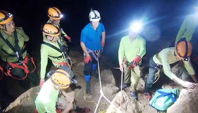 Chuyên gia hang động Anh và đoàn công tác trao đổi về phương án vượt bức tường Việt Nam trong hang Sơn Đoòng.