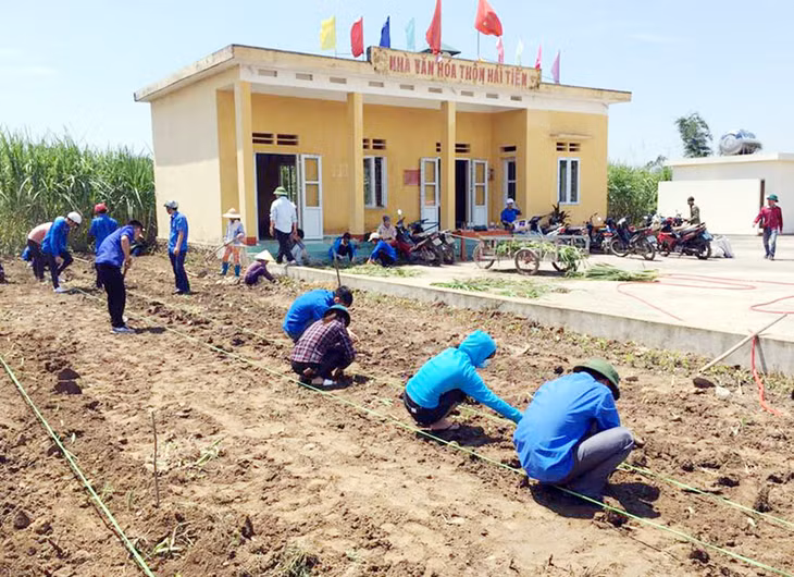 Đông đảo đoàn viên, thanh niên và nhân dân thôn Hải Tiến, xã Quảng Thành, huyện Hải Hà tham gia trồng cây xanh, hoa trang trí, chỉnh trang khuôn viên sân nhà văn xã. Ảnh: CTV