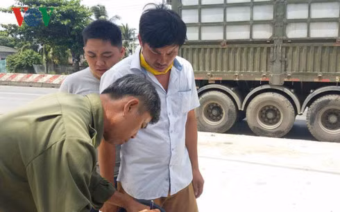 Công an xã Phước Thạnh, Tp. Mỹ Tho lấy lời khai tài xế bị cướp