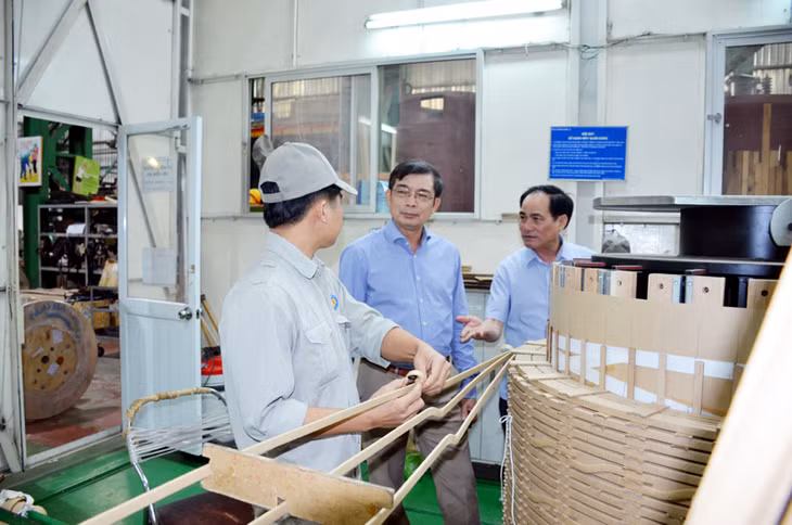 Ông Tạ Duy Thịnh, Giám đốc Sở KH&CN (giữa) thăm dây chuyền sản xuất của Công ty CP Thiết bị điện Cẩm Phả, đơn vị được cấp giấy chứng nhận doanh nghiệp KH&CN năm 2017.