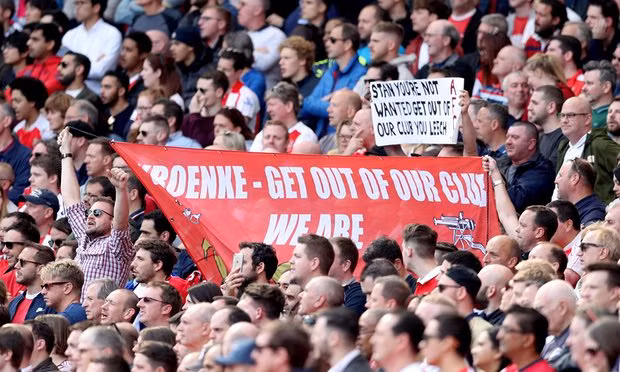  "Stan Kroenke - hãy cút khỏi câu lạc bộ của chúng tôi" - CĐV Arsenal viết.