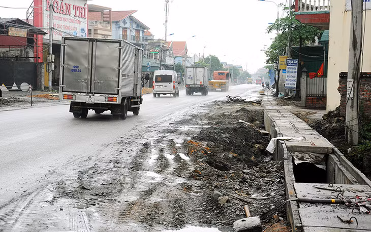 Dù hệ thống cống thoát nước đã cơ bản hoàn thành thế nhưng nắp cống chưa được đậy hết và để nham nhở như “cái bẫy” người tham gia giao thông.