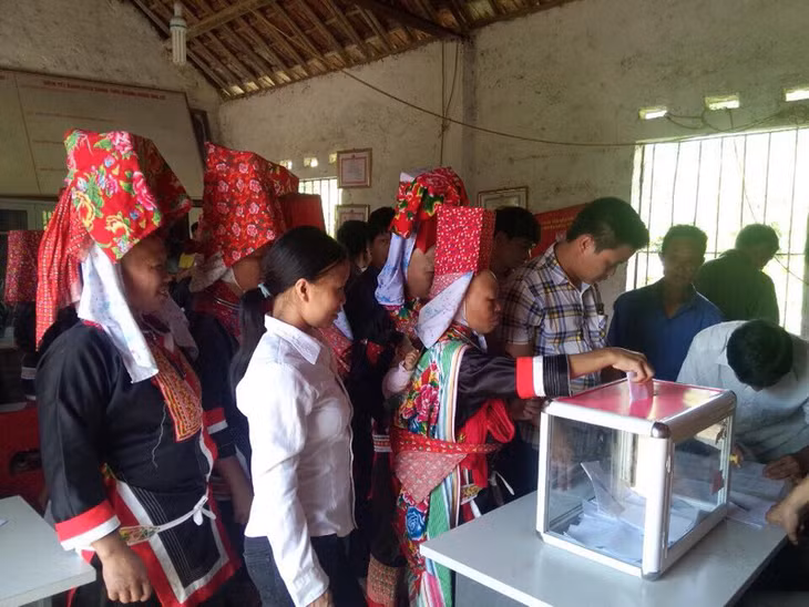 Nhân dân các dân tộc trên địa bàn huyện Bình Liêu thực hiện bầu trưởng thôn, bản.Ảnh: Hoàng Gái
