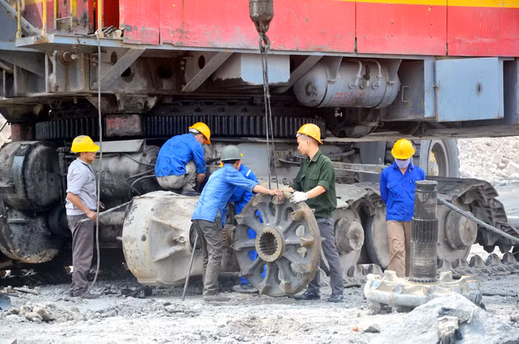 Công việc duy tu, bảo dưỡng, sửa chữa luôn được tiến hành một cách cơ động để kịp thời khắc phục sự cố của các trang thiết bị nhằm đảm bảo tiến độ sản xuất.