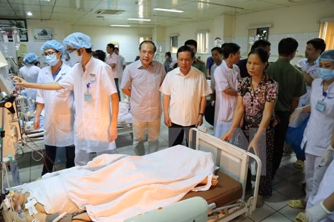 Cấp cứu cho các bệnh nhân chạy thận nhân tạo tại Bệnh viện Đa khoa tỉnh Hòa Bình. (Ảnh: Vũ Hà/TTXVN)