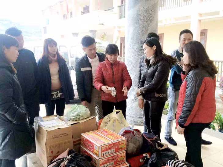 CLB Thiện nguyện hiến máu Hồng Tâm do bà Nguyễn Thị Lan Hương làm Phó Chủ nhiệm chuẩn bị quà tặng cho học sinh có hoàn cảnh khó khăn tại Trường Mầm non Đại Dực, huyện Tiên Yên.