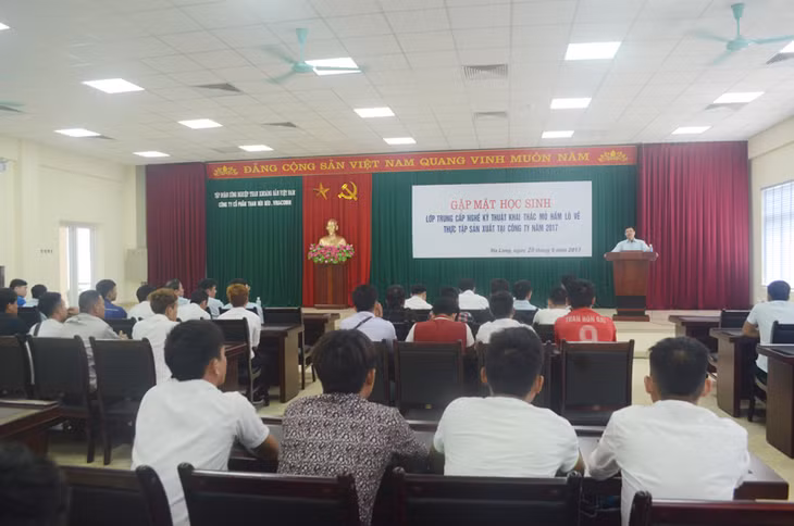 Lãnh đạo Công ty CP Than Núi Béo phổ biến một số quy định của đơn vị tại lễ tiếp nhận sinh viên thực tập