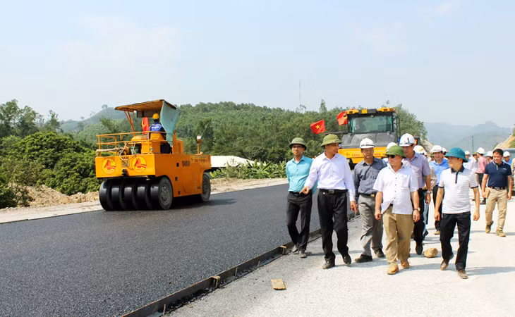 Đồng chí Vũ Văn Diện, Phó Chủ tịch UBND tỉnh kiểm tra tiến độ Dự án cao tốc Hạ Long - Vân Đồn. Ảnh: Thu Trang