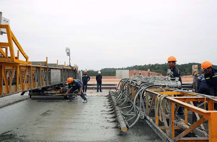 Đường băng Cảng hàng không Quảng Ninh đang được đẩy nhanh tiến độ thi công. Ảnh: Đỗ Phương