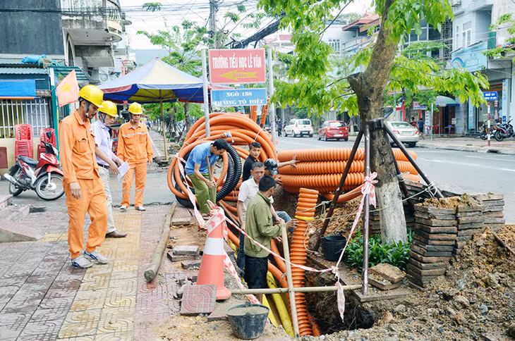 Thi công hạ ngầm đường dây trung thế, công trình thuộc Dự án chống quá tải lưới điện mùa hè 2017, trên địa bàn phường Cẩm Trung (TP Cẩm Phả).