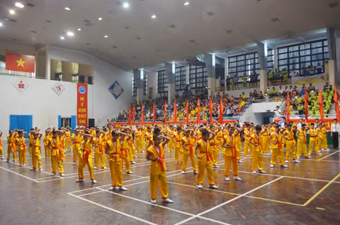 Màn biểu diễn võ thuật chào mừng lễ khai mạc của các em học sinh 