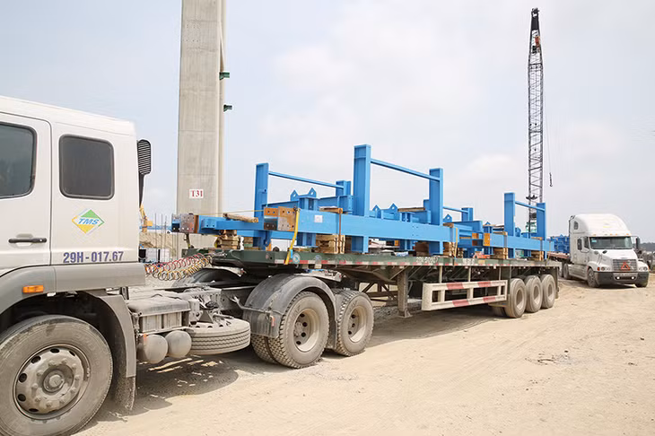 Những khối cấu kiện đầu tiên của xe đúc hẫng dầm cầu Bạch Đằng đã được vận chuyển về công trường.